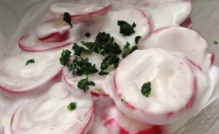Ředkvičkový salát s jogurtem