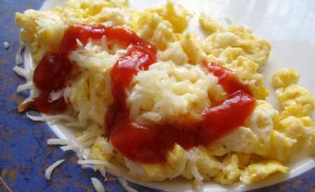 Míchaná vejce s kečupem a sýrem