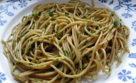 Špagety na olivovém oleji s česnekem