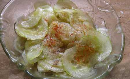 Okurkový salát s česnekem