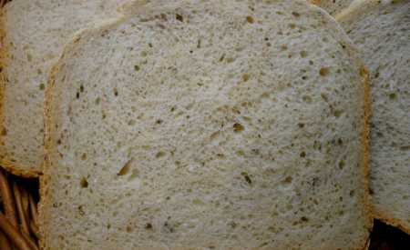 Středně velký bílý chléb z domácí pekárny
