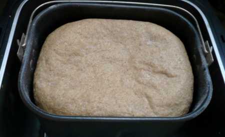 Toustový chléb celozrnný z domácí pekárny