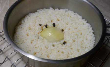 Dušená rýže s cibulí a hřebíčkem