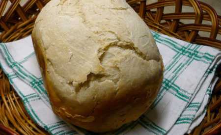 Malý bílý chléb z domácí pekárny