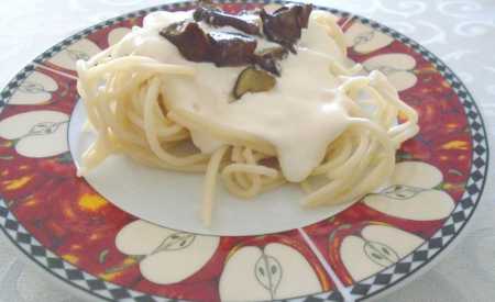 Špagety se smetanovou omáčkou a houbami