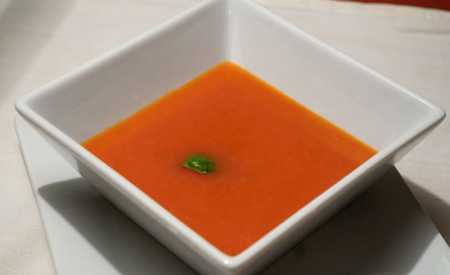 Rajčatová polévka s bazalkou