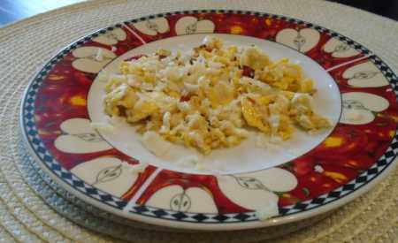 Míchaná vejce s paprikami a sýrem