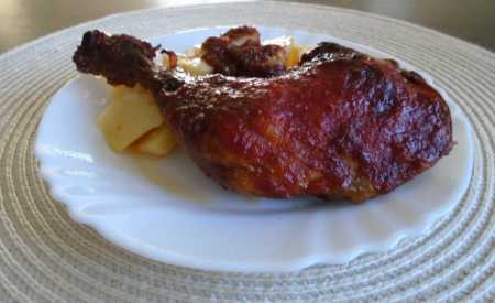 Pečené kuřecí stehna s bramborem