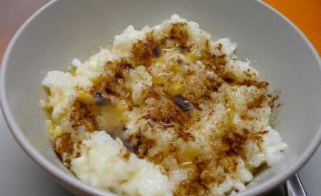 Rýžová kaše s máslem a skořicí