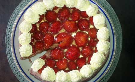 Smetanový dort s čerstvými jahodami