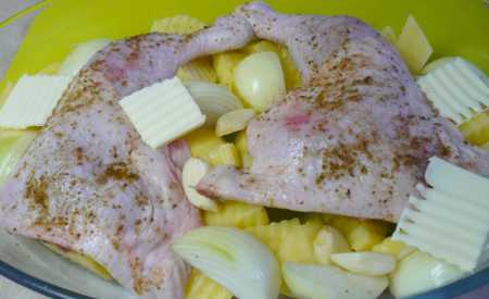 Kuře pečené s cibulí a bramborami