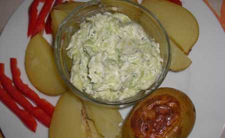 Okurkový česnekový krém k bramborám na loupačku