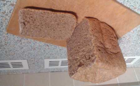 Celozrnný pšenično-žitný chléb z domácí pekárny