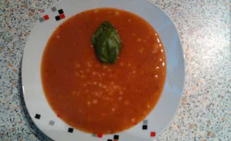 Rajčatová polévka s těstovinami a bazalkou