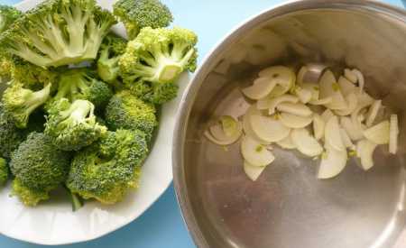 Brokolicový krém s pečenými krutonky