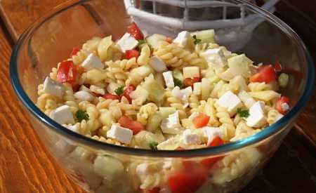 Pikantní salát se sýrem a těstovinami Fusilli