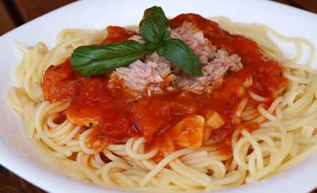 Tuňákové špagety s rajčaty