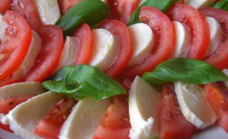 Caprese s bazalkou