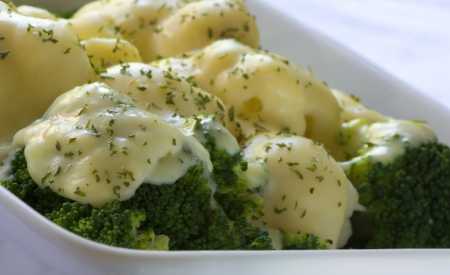 Brokolice s kořeněnou sýrovou omáčkou