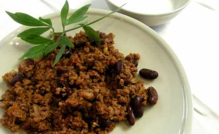 Chilli con carne se zakysanou smetanou