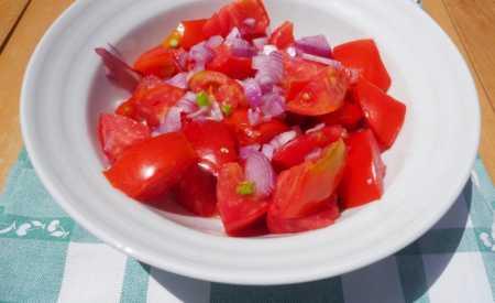 Letní rajčatový salát