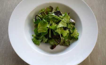 Míchaný listový salát s vinaigrettou